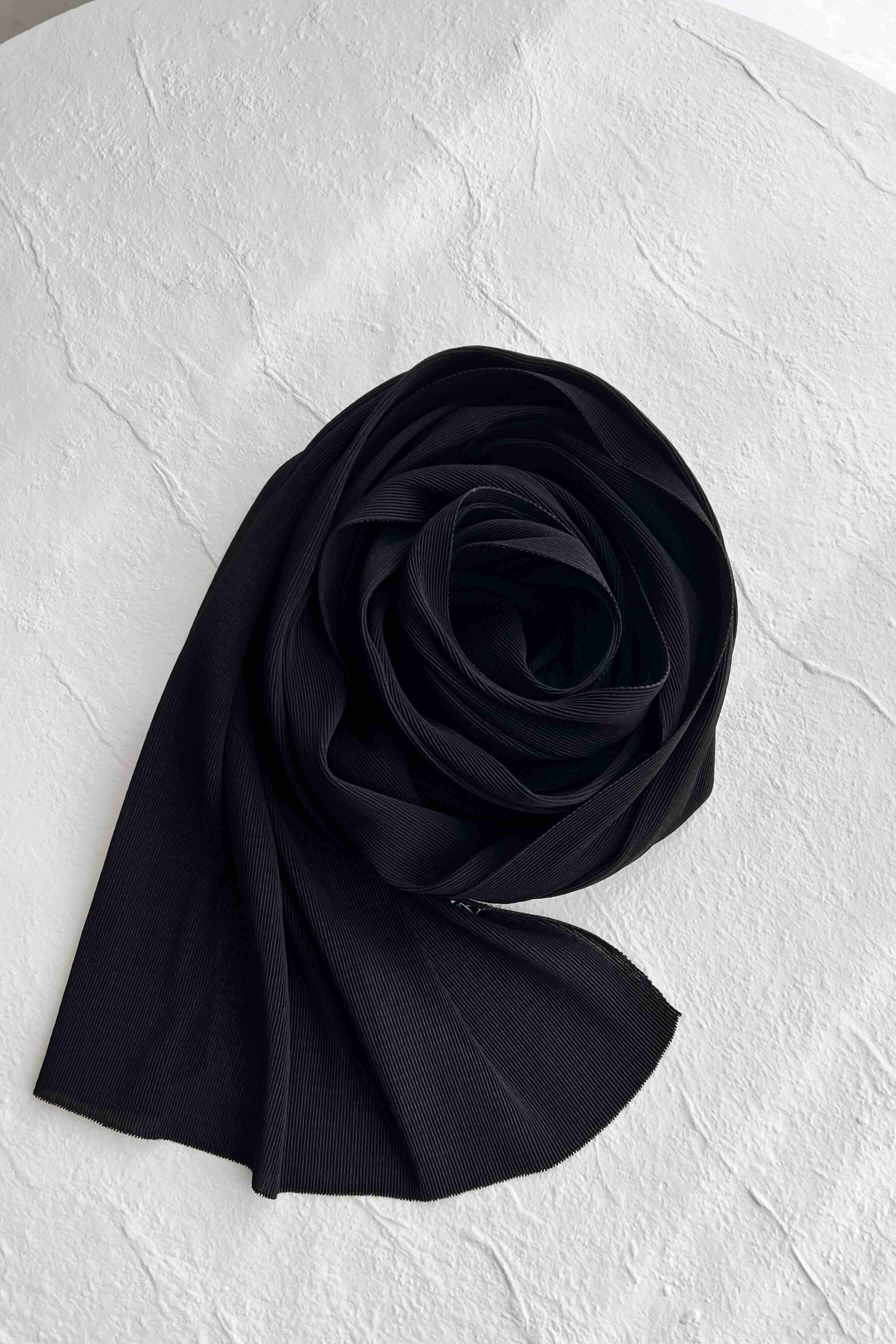 Pretty Pleats - Black